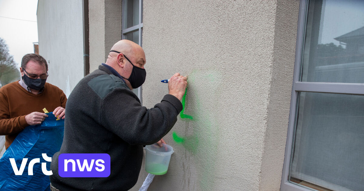 egbertlachaert's tweet card. De privéwoning van premier Alexander De Croo (Open VLD) is afgelopen nacht beklad met een aantal hakenkruisen. Het onderzoek loopt, zegt het parket Oost-Vlaanderen, dat nog geen details kan geven.