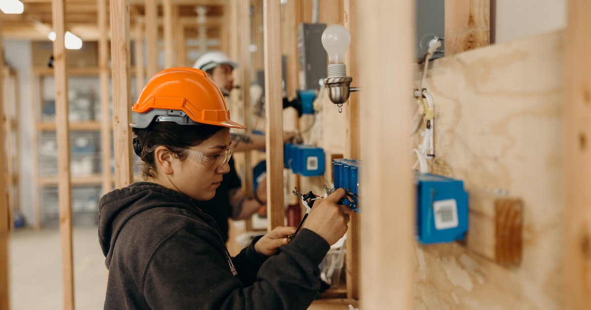 yousuck2020's tweet card. 「音響装置の修理技師がポルシェに乗ってやって来たよ」。弁護士の友人が苦笑する。マンハッタンの自宅アパートの天井や壁に取り付けたオーディオシステムが故障して修理に来た技術者は数千ドルの修理代を請求した。友人はウォール街の金融機関を顧客に長年法務サービスを手掛けてきた腕利き弁護士で、顧客には1時間700ドルから1000ドルの手数料を受け取ってきた。しかし近年は時間のかかるリサーチ業務をパラリーガル