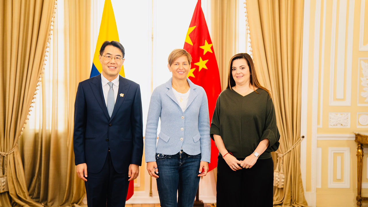 zhu_jingyang's tweet card. Como gesto de cooperación y solidaridad, el Gobierno de la República Popular China realizó una donación de más de 100 millones de pesos, con el fin de mejorar la condición de las personas mayores en...