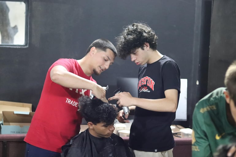 ABCDigital's tweet card. En un contexto donde los riesgos sociales acechan a los jóvenes, el aprendizaje de oficios se posiciona como una opción saludable y esperanzadora. La historia de Enzo Solís, un joven paraguayo que...