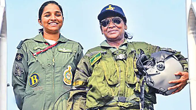 VasundharaVK's tweet card. ఒక్క ఫొటో... ఎన్నో అనుమానాలకూ, అసత్య ప్రచారాలకూ అడ్డుకట్ట వేసింది. రాష్ట్రపతి ద్రౌపదీ ముర్ము, స్క్వాడ్రన్‌ లీడర్‌ శివాంగీ సింగ్‌... రఫేల్‌ యుద్ధ విమానం ముందు దిగిన ఫొటో అది.