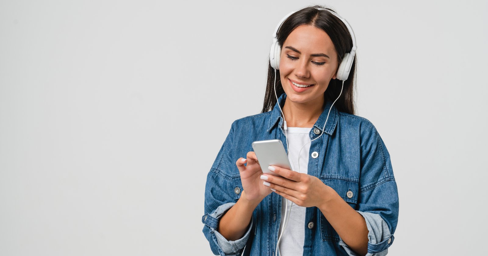 logichron_corp's tweet card. Gain more authority in your industry by creating long-form content. Learn how to develop long-form content in this guide.