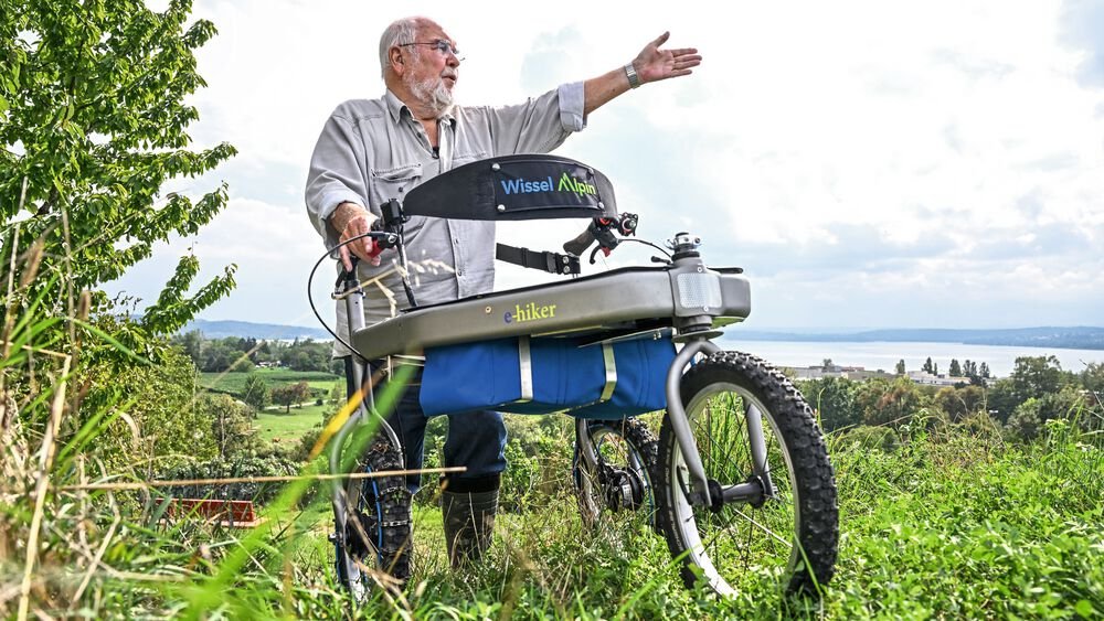 VCG_GSchunk's tweet card. Ein 92-jähriger Erfinder am Bodensee entwickelt einen Gelände-Rollator mit E-Antrieb, der Senioren Mobilität in der Natur ermöglicht.