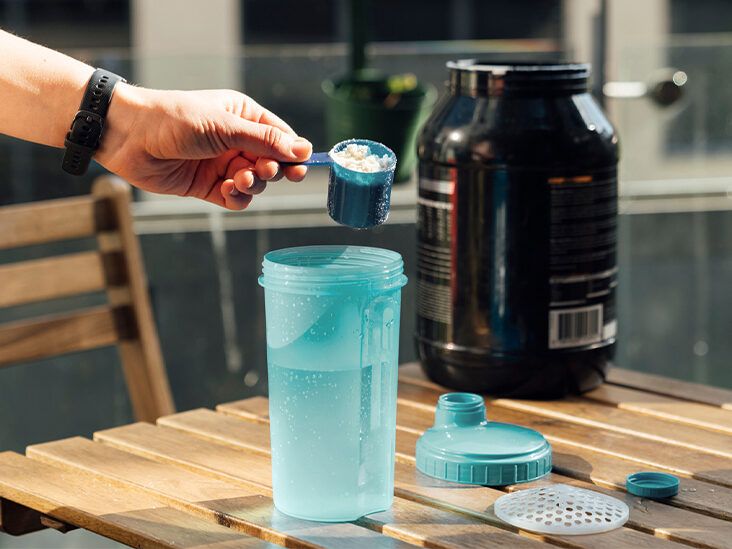 WheyProteinBlog's tweet card. This is a detailed article about whey protein and its health benefits. It can help you lose weight and gain muscle, while improving your overall health.