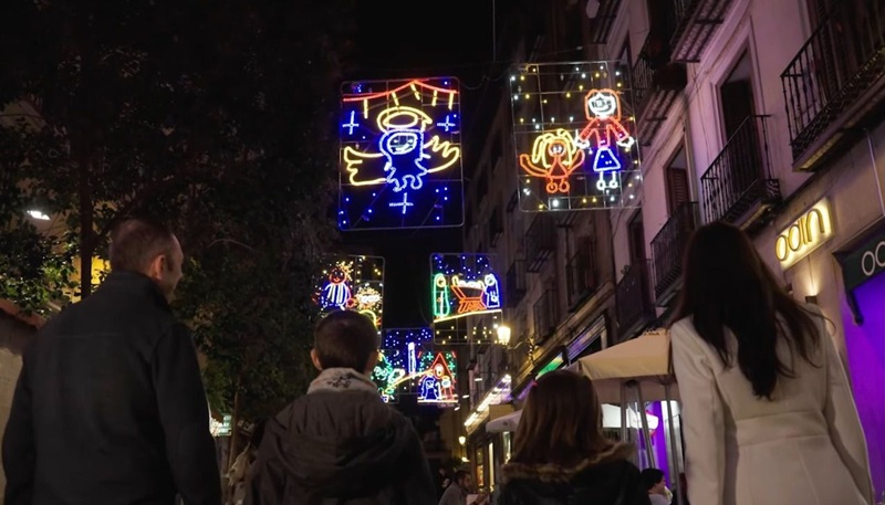 Gacetinmadrid's tweet card. Algunas pistas nos dejan ya intuir que se acerca la época más esperada del año: puestos de castañas, comercios que comienzan tímidamente a adornar sus