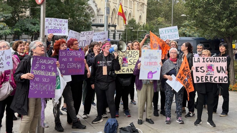 Gacetinmadrid's tweet card. La Federación Regional de Asociaciones Vecinales de Madrid (FRAVM) ha emitido duras críticas contra la decisión del Ayuntamiento de Madrid de reemplazar