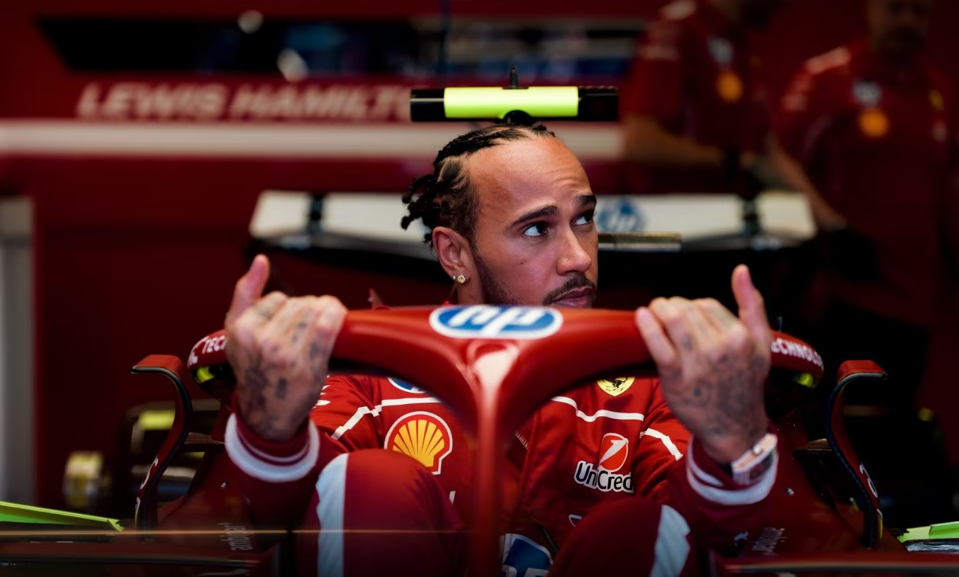 Graftechweb's tweet card. F1 news Secondo ESPN, la Ferrari potrebbe non rinnovare il contratto di Lewis Hamilton dopo il 2026, complice un rendimento deludente rispetto a Leclerc.