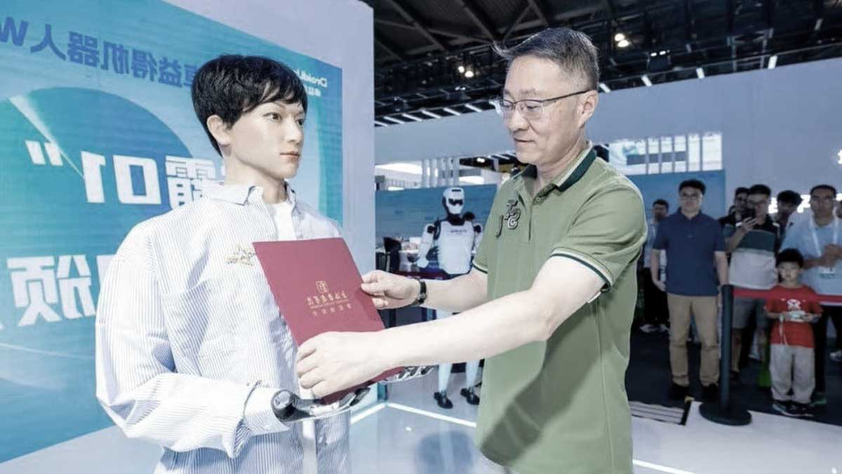 inextlive's tweet card. इंसानो द्वारा पढा़ई के क्षेत्र में आगे बढ़ने के लिए PhD करना सामान्‍य बात है, लेकिन चीन का एक AI रोबोट 'Xueba 01' अब चार साल का PhD प्रोग्राम करेगा। ...