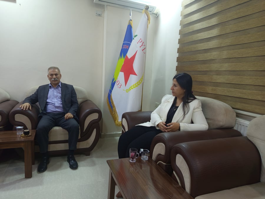 katia0's tweet card. Ο Άχμεντ αλ Σάρα έχει δείξει ένα πιο μετριοπαθές πρόσωπο από εκείνο του τζιχαντιστή πολέμαρχου. Ο Άχμεντ αλ Σάρα είναι ο defαcto ηγέτης της Συρίας μετά την ανατροπή του καθεστώτος Άσαντ τον Νοέμβ...