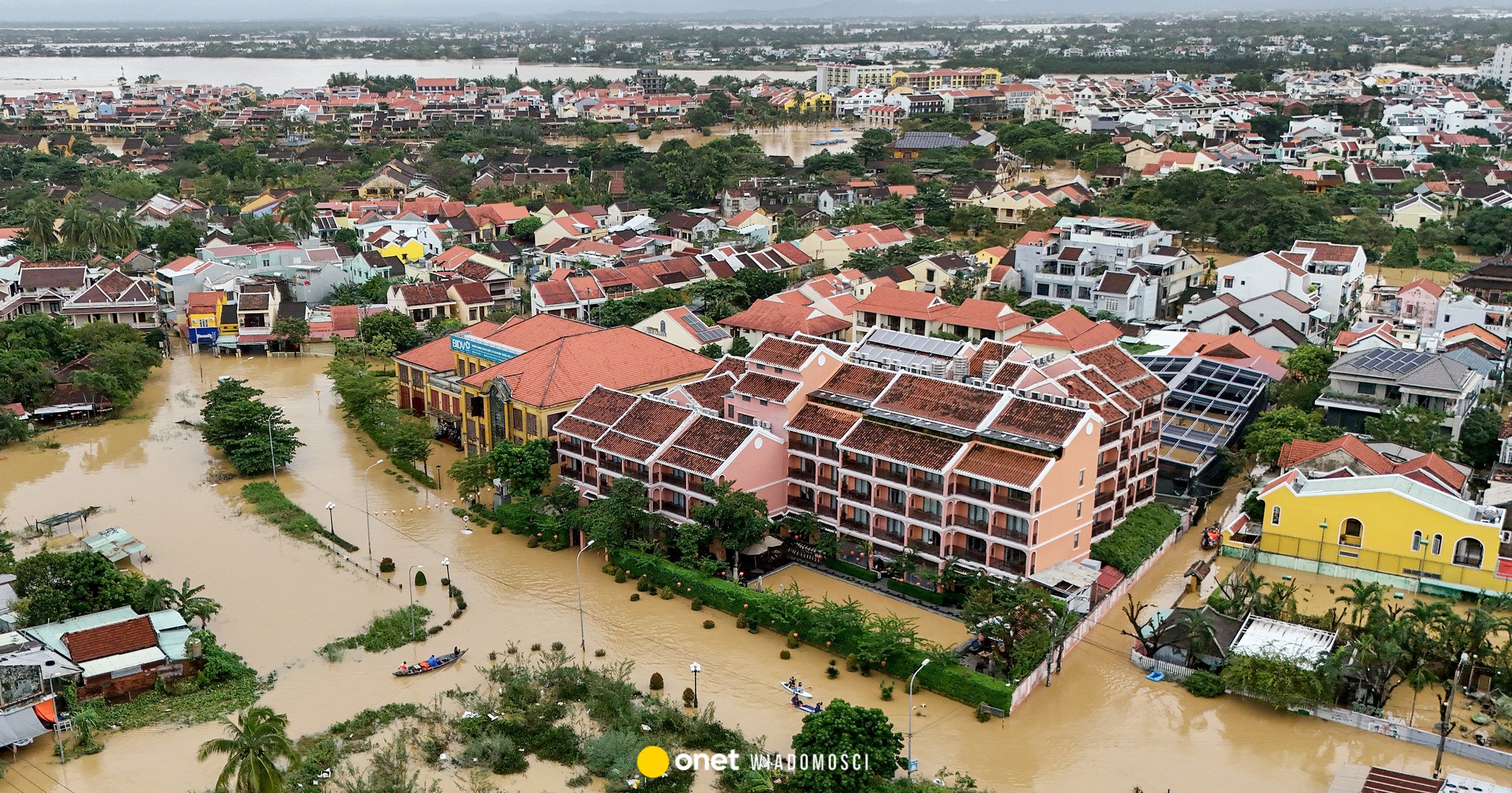 OnetWiadomosci's tweet card. Wietnamskie służby zarządzania kryzysowego (VDDMA) przekazały, że do 35 wzrosła liczba ofiar śmiertelnych rekordowych powodzi w środkowym Wietnamie, a pięć osób jest zaginionych. Intensywne opady...