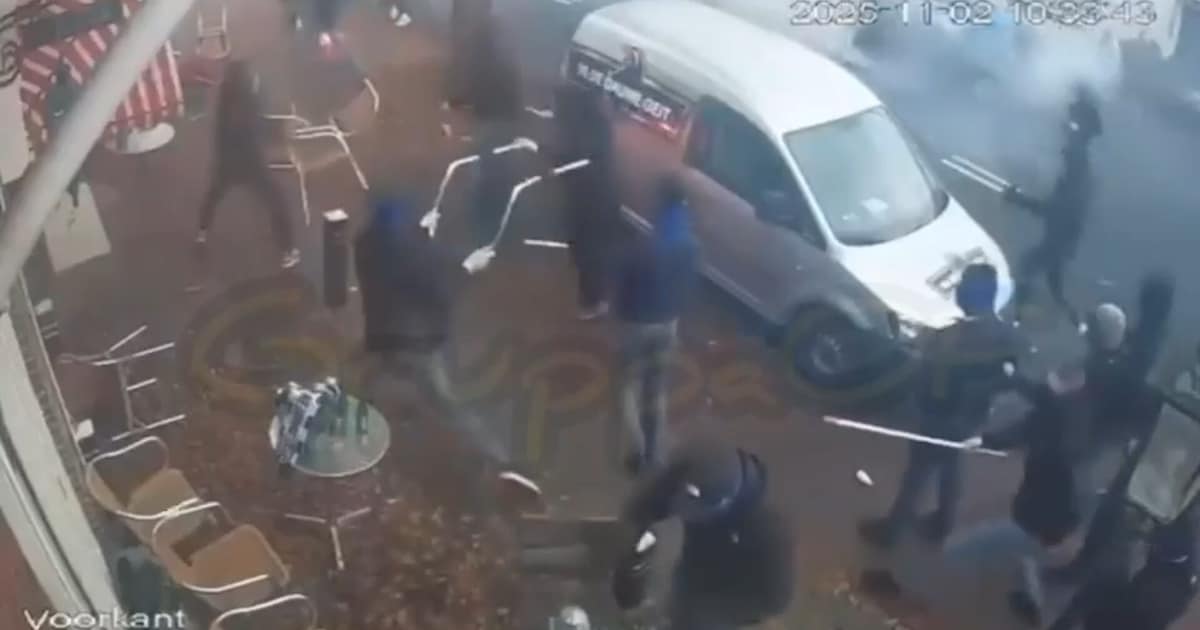 OdileDeFraye's tweet card. Bij café In de Gauwe Geit in Nijverdal is zondag een grote groep hooligans binnengevallen. Uit het niets stormden tientallen mannen het café binnen, waarna ze vernielingen aanrichtten en vuurwerk...