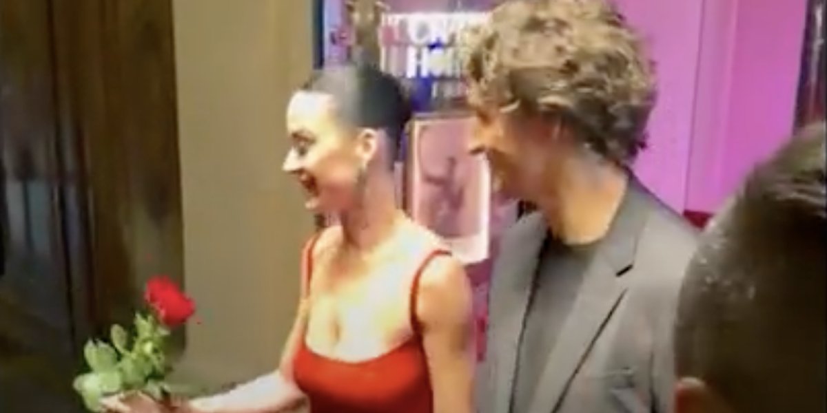 ilpost's tweet card. Il video di Katy Perry e Justin Trudeau che si tengono per mano davanti ai paparazzi, ufficializz...