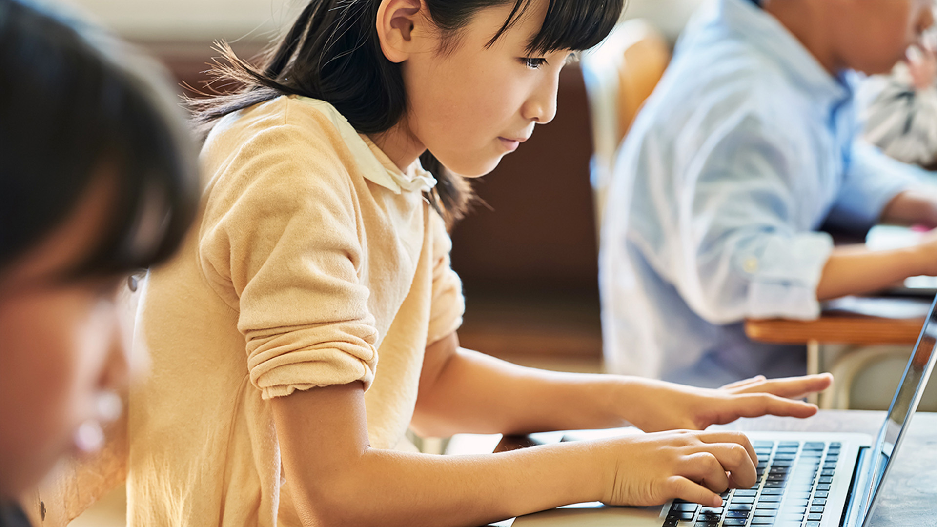 IntelJapan's tweet card. 生徒に未来を切り拓く力を与える STEAM 教育を推進するための取り組みとして、インテルが推進する STEAM Lab とそのプラットフォームを支えるパートナー企業を紹介。