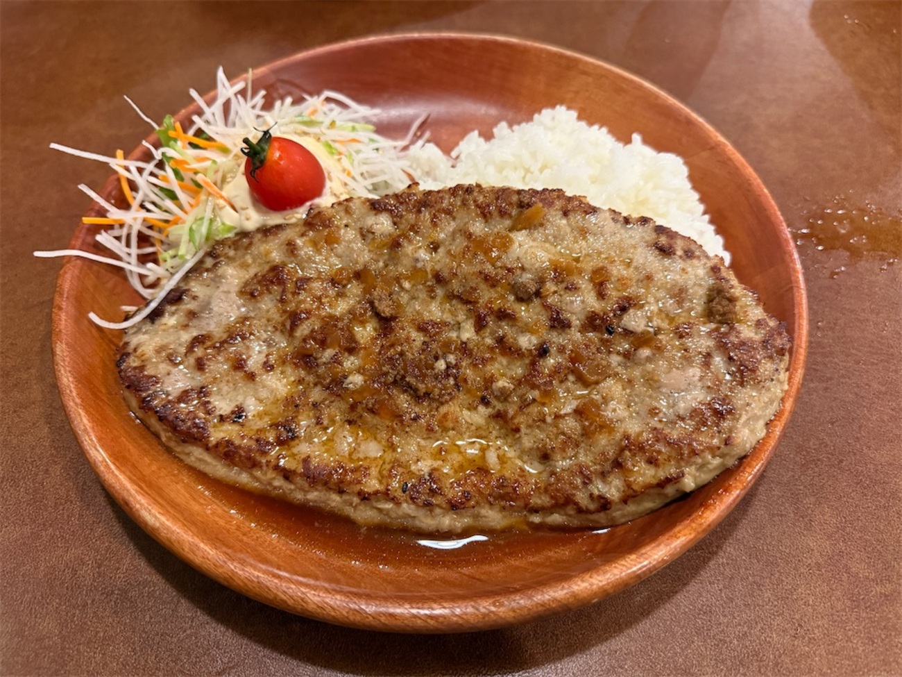 kakutei_inkya's tweet card. どうも確定陰キャです。 びっくりドンキーのガリバーバーグを食べてきました。400 gです。美味しいですけど、味がずっと同じなのでちょっと飽きます。彼女から余ったチーズソースをもらいました。 ハーフアンドハーフで味を2種類くらい選べたらいいんですけどね。来年はそれでお願いします。 今後の更新について いつもこのブログを読…