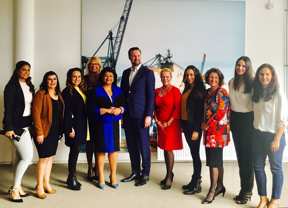 Gyzlene's tweet card. Je zet een ondernemersnetwerk en een ondernemersopleiding bij elkaar en een mentoren project wordt geboren. ‘Actie Ondernemen’ is een project geïnitieerd om een groep jonge studerende ondernemers te...