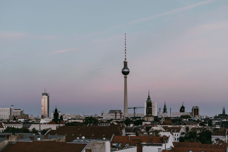 AutomateEstate's tweet card. Der Volksentscheid zu "Deutsche Wohnen und Co. enteignen" ist durch und mich würde dazu einmal eure Meinung interessieren. Wie denkt ihr darüber? (👍🏻„sehe ich auch so“; 🤔 "sehe ich anders") Anbei...