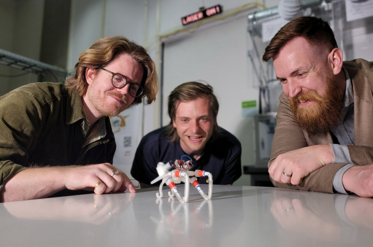 TechXplore_com's tweet card. A research team from AMOLF in Amsterdam has created a soft robot that walks, hops, and swims—all without a brain, electronics, or AI. Just soft tubes, air, and some clever physics.