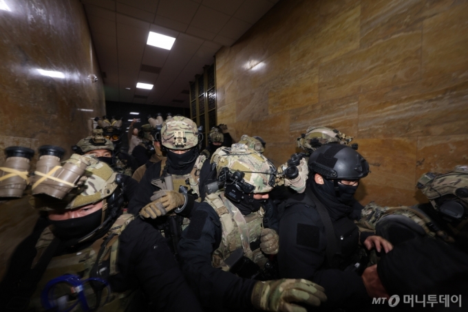 hhoooooiiiii's tweet card. 윤석열 대통령의 지난 3일 선포했던 비상 계엄 당시 국회에 출동한 병력이 총 685명인 것으로 확인됐다. 7일 국회 국방위원회 소속 부승찬 더불어민주당 의원실이 특전사령부와 수도방위사령부로부터 받은 자료에 따르면 지난 3~4일 국회에 투입된 병력은 총 685명으로 일부