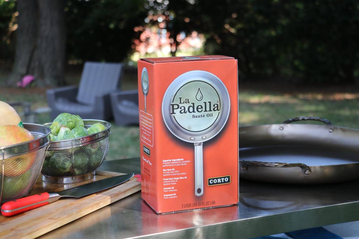 ManTripping's tweet card. Corto La Padella Sauté Oil review: four-oil blend with 475° smoke point, innovative FlavorLock packaging prevents oxidation, professional performance for high-heat cooking applications.