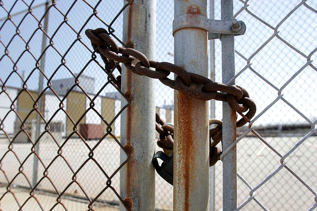 jaxx's tweet card. Explore the factors contributing to the decline of US manufacturing. The US once dominated the manufacturing world and the blame for its decline falls far and wide.