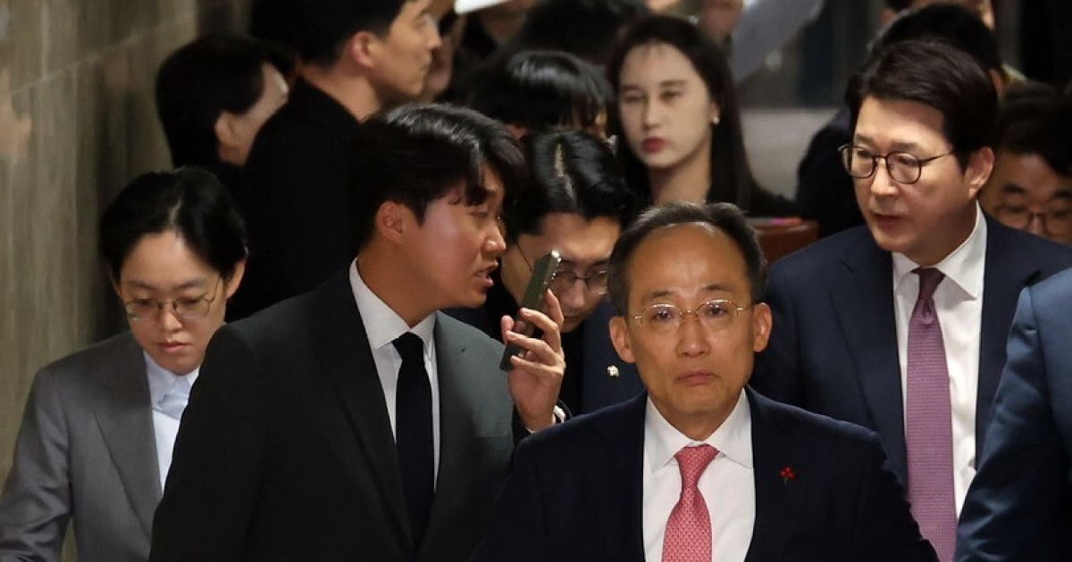 t_ransborder's tweet card. 내란사태를 일으킨 윤석열 대통령 탄핵 반대로 뜻을 모은 국민의힘을 향해 ‘내란 동조당’ ‘내란 부역자’ 비판이 거세지고 있다. ‘정권을 내줄 수 없다’는 여당 기득권에 함몰돼 내란 행위로 수사 대상이 된 대통령에 방탄에 나섰기 때문이다. 이에 대해 2014년 박근혜 정부와 새누리당(현 국민의힘)이 주도했던 헌법재판소의 통합진보당 해산 기준을 적용하면,