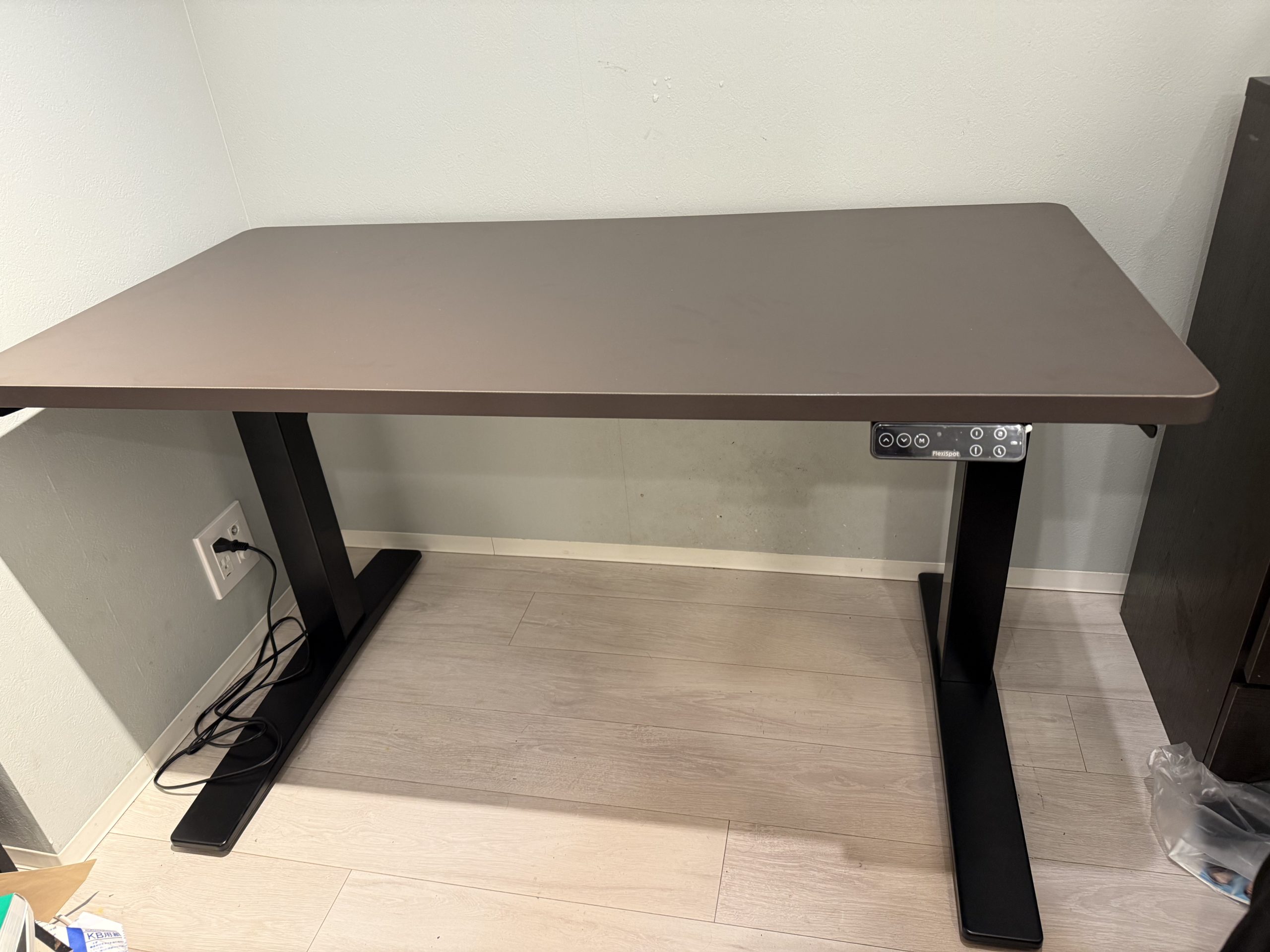 Ryo1_info's tweet card. 近年、働き方の多様化に合わせて、スタンディングデスクの需要が高まっています。長時間座りっぱなしの作業は、腰痛や肩こりの原因になることもあり、立ち作業を取り入れることで、体の負担を軽減することができます。 そこで、今回ご紹介するのが、Flex