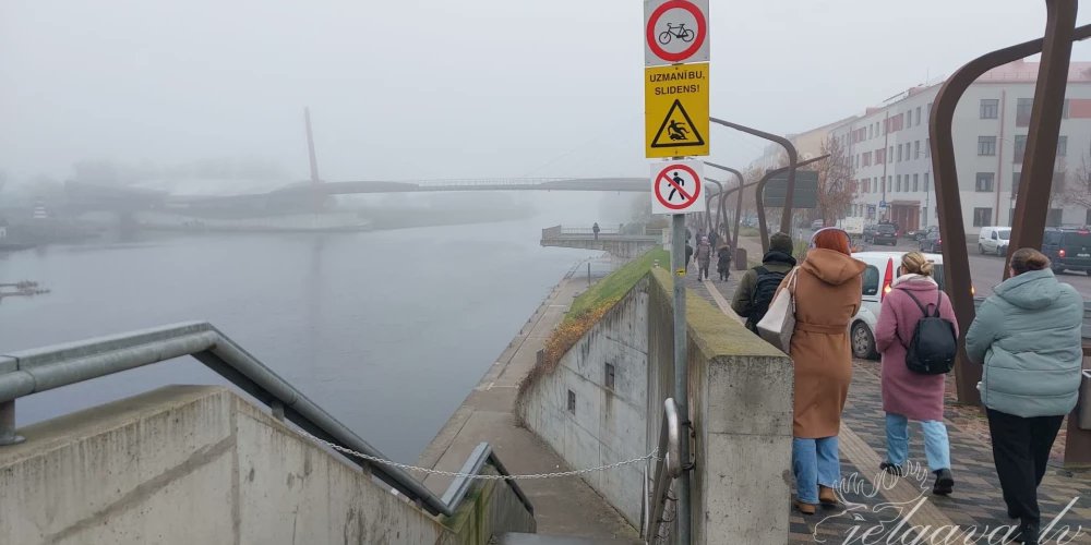 JaunsLV's tweet card. Sākoties ziemas sezonai, gājēju drošības dēļ slēgta Jāņa Čakstes bulvāra lejas promenāde. Promenāde var applūst un apledot, tāpēc pieeja ir norobežota.