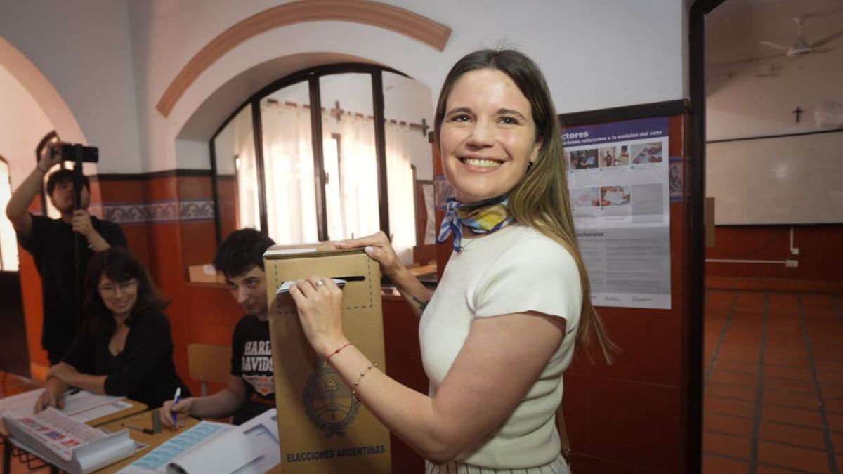 AiredeSantaFe's tweet card. La candidata de Fuerza Patria votó este domingo en Rosario y sostuvo que tras los comicios se abrirá una etapa de renovación y construcción colectiva.