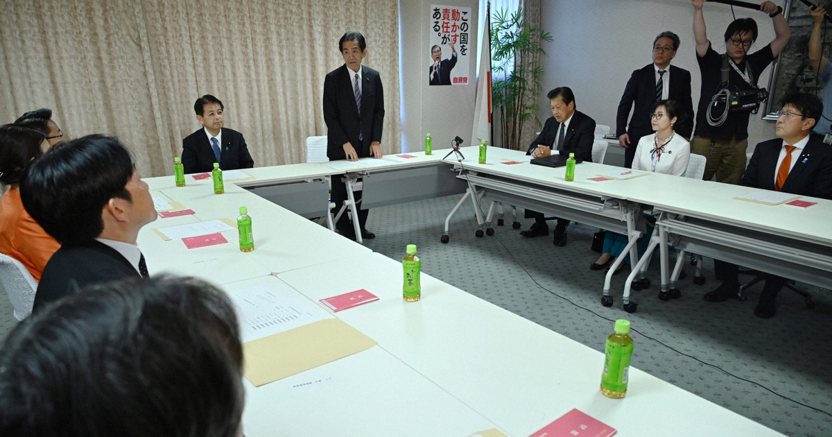 Wb6yQt's tweet card. 　自民党は27日、党総裁選挙管理委員会を党本部で開き、総裁選の前倒し実施を求める議員と都道府県連には記名式で書面の提出を求め、議員名などを公表することを決めた。党執行部は9月2日に参院選の総括をとりまとめる方針だが、総裁選管はその後、総裁選前倒しに関する意思確認の実施を議員らに通知。書面提出の期日は