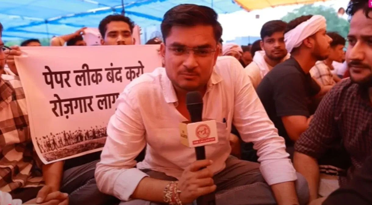 TheLallantop's tweet card. SSC Protest: दिल्ली पुलिस ने The Lallantop की टीम से माइक, कैमरा और मोबाइल फोन छीन लिए. रिपोर्टर रजत पांडे और कैमरापर्सन राशिद अली काजमी को हिरासत में लेकर छोड़ दिया गया.