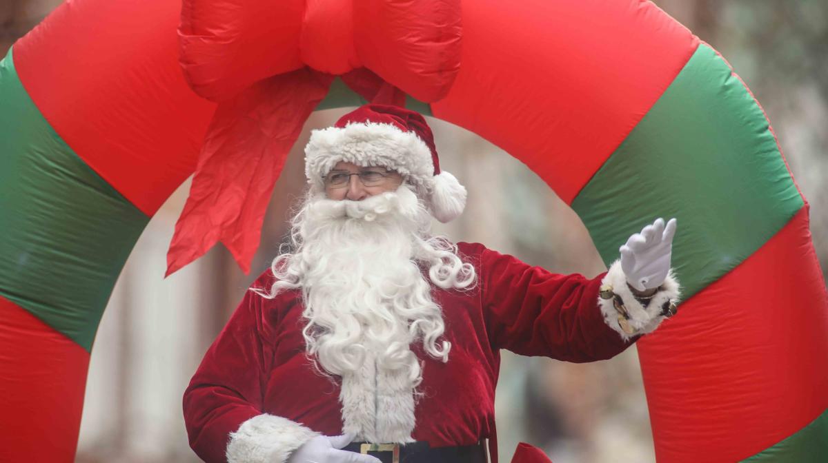 VisitWilmington's tweet card. Explore holiday events in Wilmington, DE! Enjoy magical light displays and ride with Santa Claus Express.