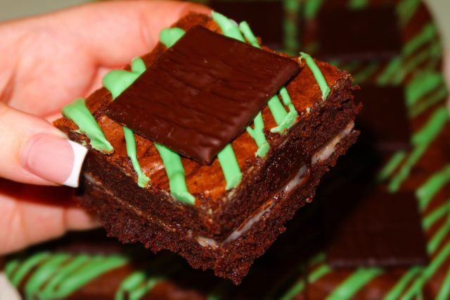 elledevesonx's tweet card. Hello lovelies, Every Christmas we fill our coffee table in the front room to the brim with our favourite Christmas sweet treats / snacks (chocolate, crisps, nuts and everything in between). And on…