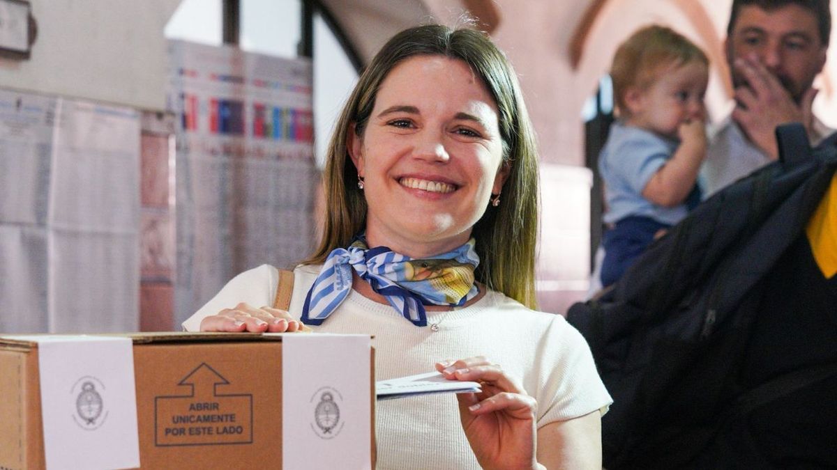 lacapital's tweet card. La candidata de Fuerza Patria en Santa Fe votó al mediodía y destacó que su espacio busca generar que la esperanza supere a el odio y la bronca acumulada