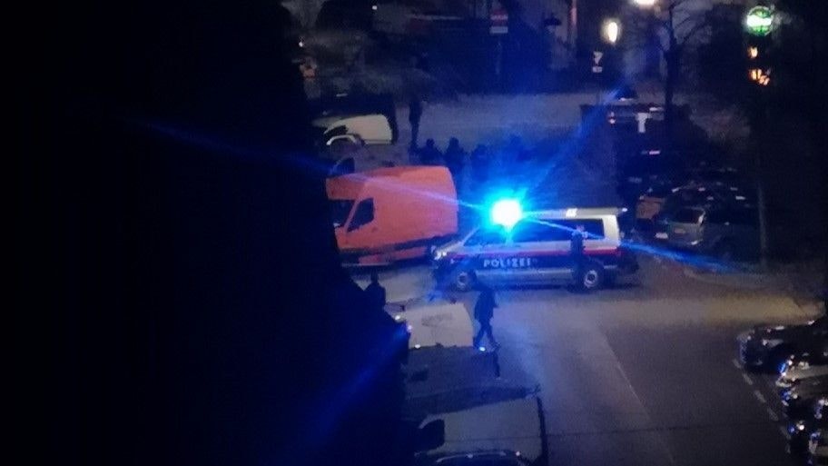 Heute_at's tweet card. Im 15. Bezirk soll ein 26-Jähriger einem Passanten Drogen angeboten haben. Als dieser ablehnte, attackierte ihn der Syrer mit einem Klappmesser.