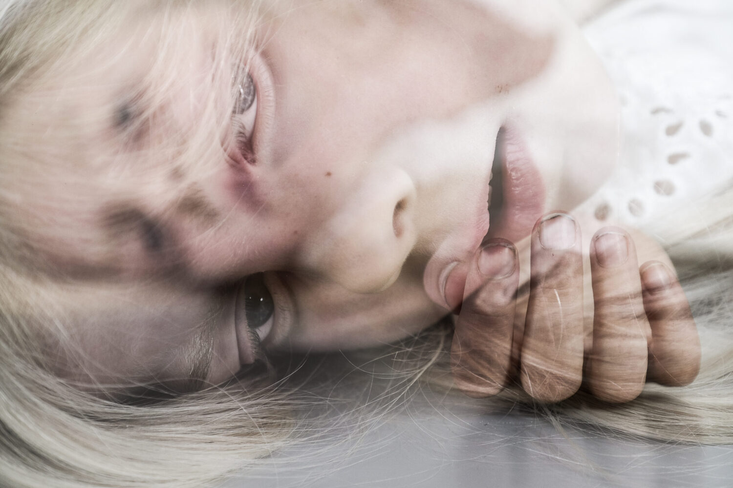 SpringUtrecht's tweet card. Recensie: Welk contact hebben we met ons lichaam en dat van de ander? Lichamelijk bewustzijn, empathie en ontroering wisselen elkaar af; Motus Mori: Reliquiem van Katja Heitmann is een gelaagde reis...