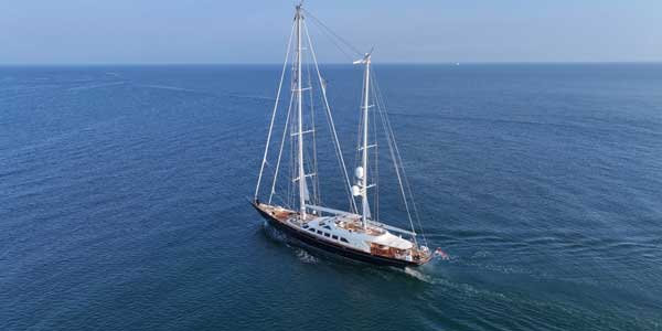 AmuraWorld's tweet card. Un par de embarcaciones regresaron al agua antes de lo previsto, tras un proceso de refit en el astillero de Cantieri di Pisa.