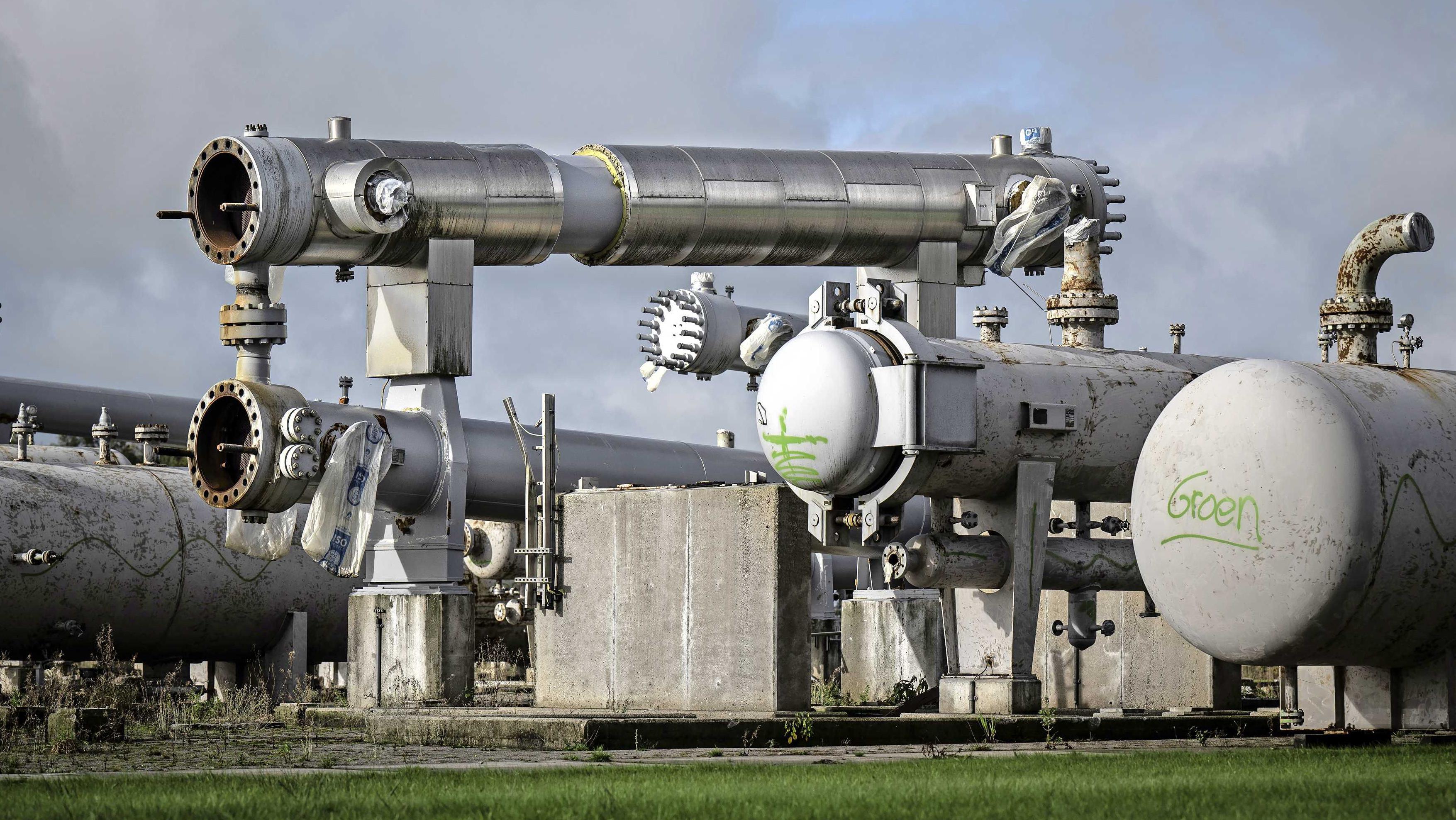 CopingaSwier's tweet card. Na jaren juridische strijd beginnen Shell en ExxonMobil een arbitragezaak tegen de Nederlandse staat om financiële compensatie te krijgen bij de afbouw van de gaswinning in Groningen. Verliest de...