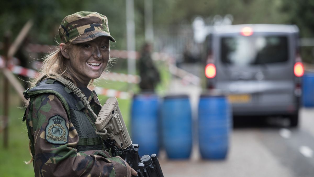 SillySigns1's tweet card. Foto: Defensie CC0Help door deze info met anderen op je socials te delen! Het Ministerie van Defensie plaatste zaterdag een opmerkelijk bericht op sociale media. Defensie ondersteunt bij speciale...