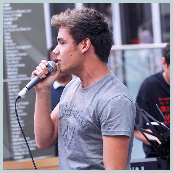 poderdasdivas's tweet card. One Direction (@onedirectionland) no Meadd: “Liam e Niall se apresentando no shopping Westfield, em Londres | 02 Ago ๑ Writing: camilla snubuer - 17 years old ♣ Baby you #Bem-...“