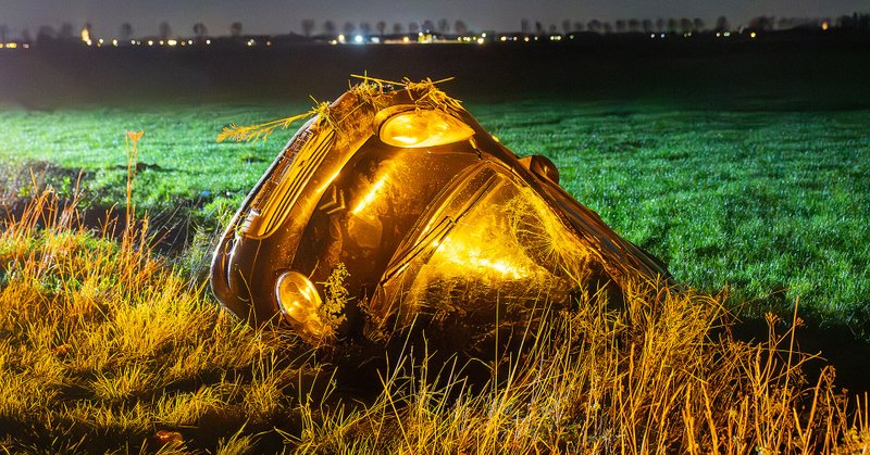 Auto van de weg in greppel Hertog Janstraat Lith