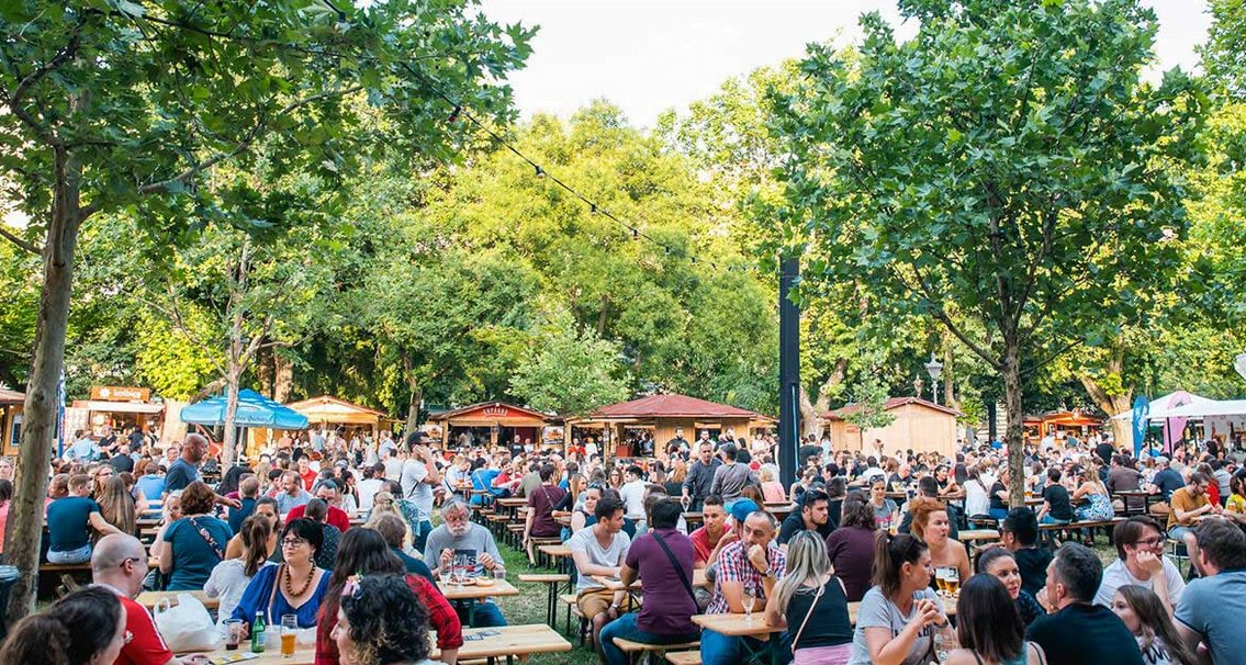 BudapestBlog's tweet card. Are you in the mood for tasting more than 250 kinds of beer? Does it sound nice to eat street food from different food trucks at one of the most beautiful squares in Budapest? Welcome to the Downtown...