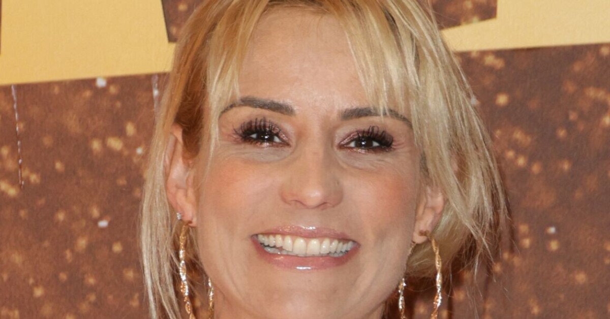 TeleLoisirs's tweet card. “7 ans après”, Elodie Gossuin reproduit une photo avec ses enfants, le changement est impressionnant