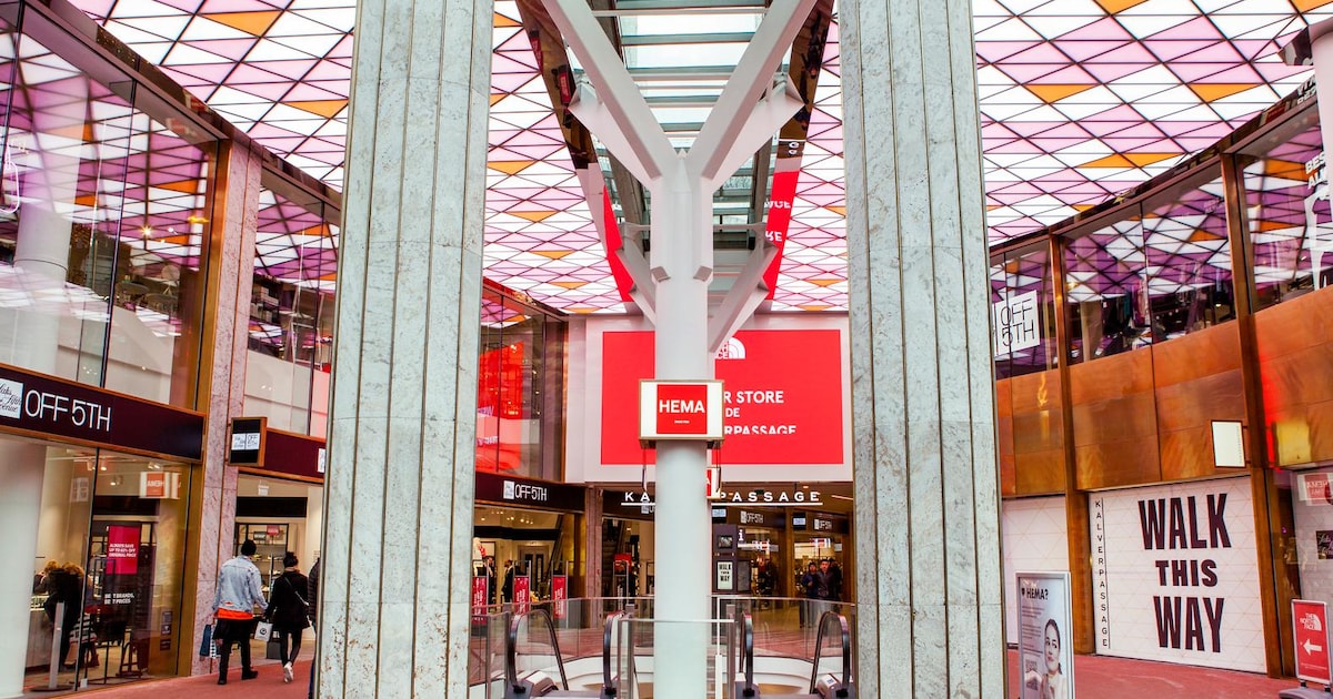 LRSSolutions's tweet card. De nieuwe Kalverpassage is voorzien van een LED-kunstwerk in het plafond. De driehoekvormige panelen veranderen van kleur op basis van de dagen van het jaar.