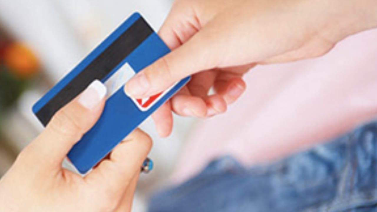 IsraelTechPR's tweet card. The "Netanchik" card allows transactions of up to NIS 1,000 and can be used to withdraw money from an ATM.