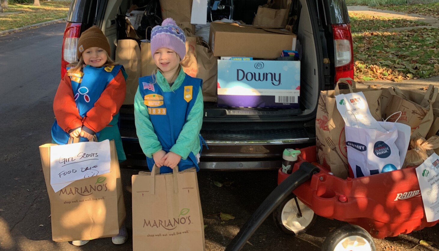 ReporterHal's tweet card. Federal immigration agents were confronted in Oak Park on Saturday morning by residents blowing whistles as local Girl Scouts collect food for local pantries, rattling some girls and their parents.