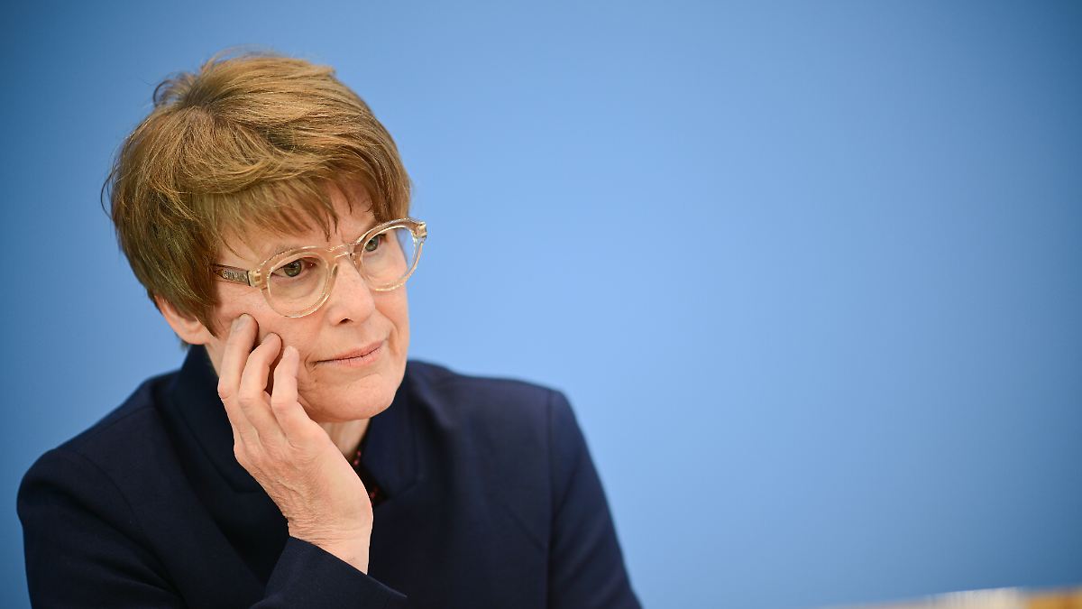 GrimmVeronika's tweet card. Die Koalition will ohnehin die Sozialleistungen auf den Prüfstand stellen. Wirtschaftsweise Grimm prescht voran und erklärt einige Leistungen für nicht finanzierbar. Von Grünen und SPD kommt Kritik....