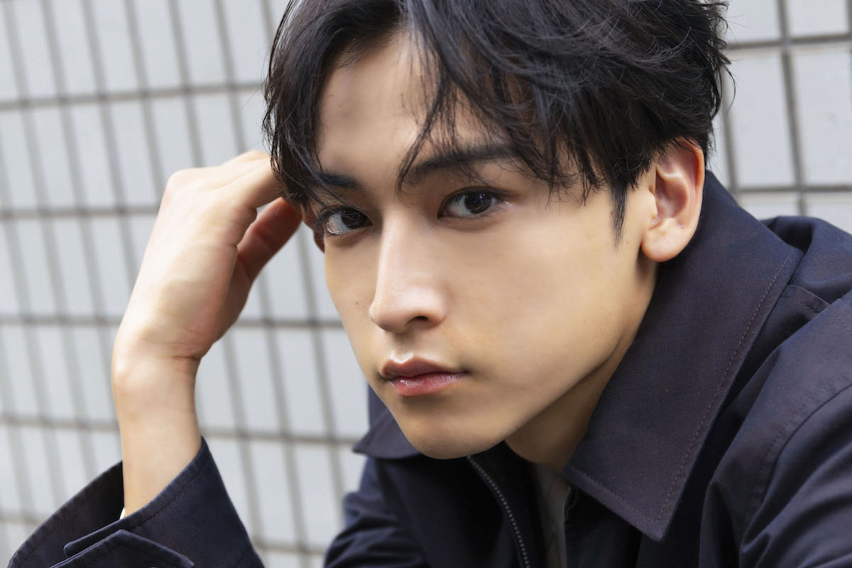 realsound_m's tweet card. SKY-HI率いるBMSGからまた一人、新たな才能が飛躍の時を迎えた。『THE LAST PIECE』を経て誕生したグループSTARGLOWの一員であり、BMSG TRAINEE時代から多くの人を魅了してきたアーティスト・日穏（KANON）。『代々木ジョニーの憂鬱な放課後』にて、映画初出演にして初主演…