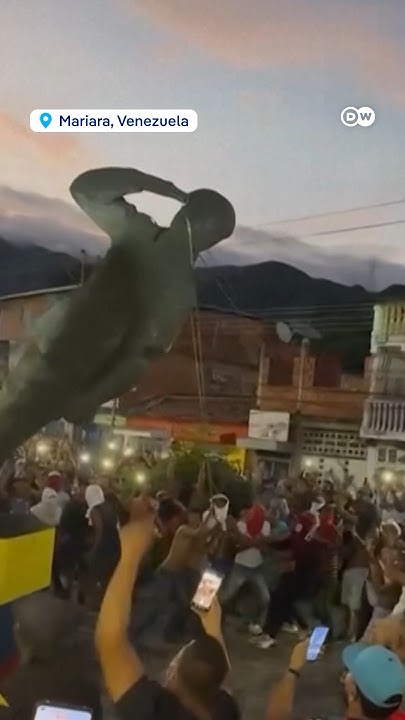 Alextripton's tweet card. Derriban estatuas de Hugo Chávez en Venezuela