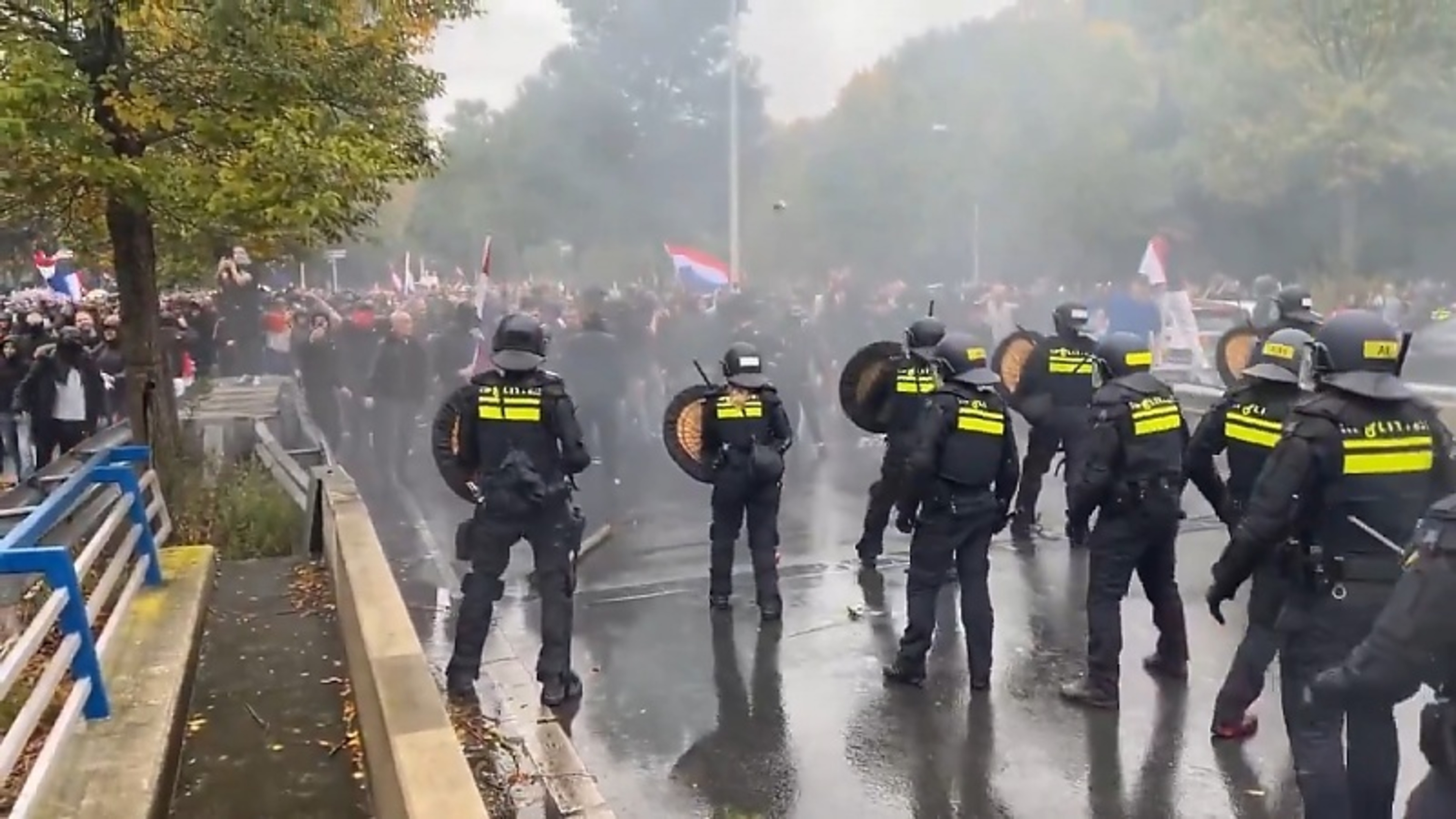 Sdevlees's tweet card. Een protestactie voor een strenger asielbeleid in Den Haag is uit de hand gelopen. Twee agenten raakten gewond en 30 mensen zijn aangehouden bij de rellen. Ook de ramen van het partijkantoor van de...