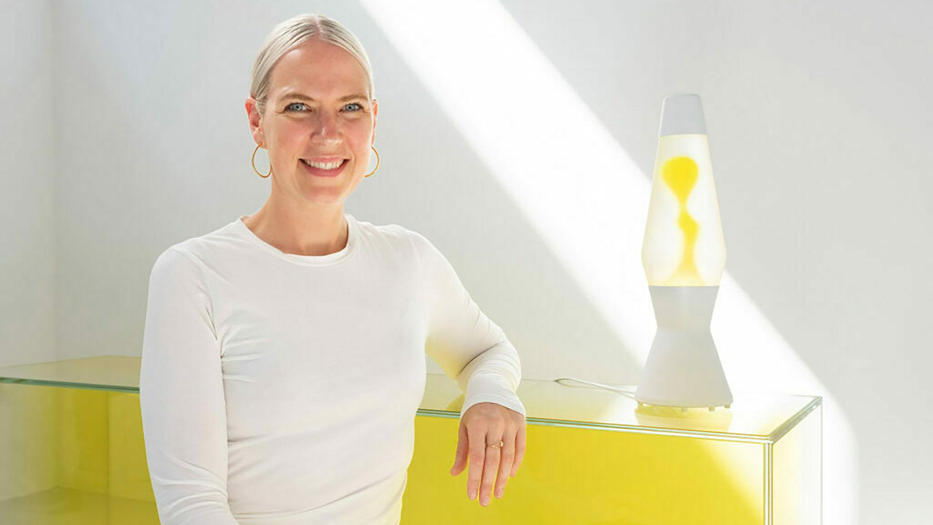 JFKmen's tweet card. Van studentenkamer naar designstuk: Sabine Marcelis tilt de lavalamp naar een hoger niveau. En deze is drie meter hoog.